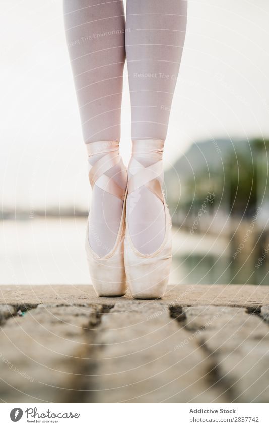 Crop weibliche Füße in Ballettschuhen Fuß Tänzer Frau Balletttänzer Leistung Stadt Schnur elegant Victoria & Albert Waterfront üben Kunst Großstadt Schuhe Beine