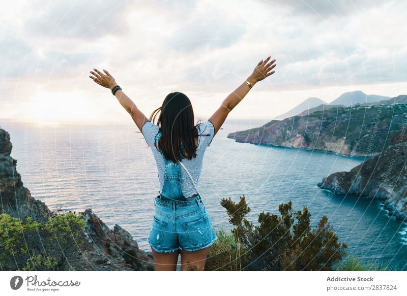 Frau, die glücklich über die Natur posiert. Körperhaltung Freiheit träumen Landschaft Stil Hände auseinander Erholung harmonisch Meditation Fröhlichkeit Energie