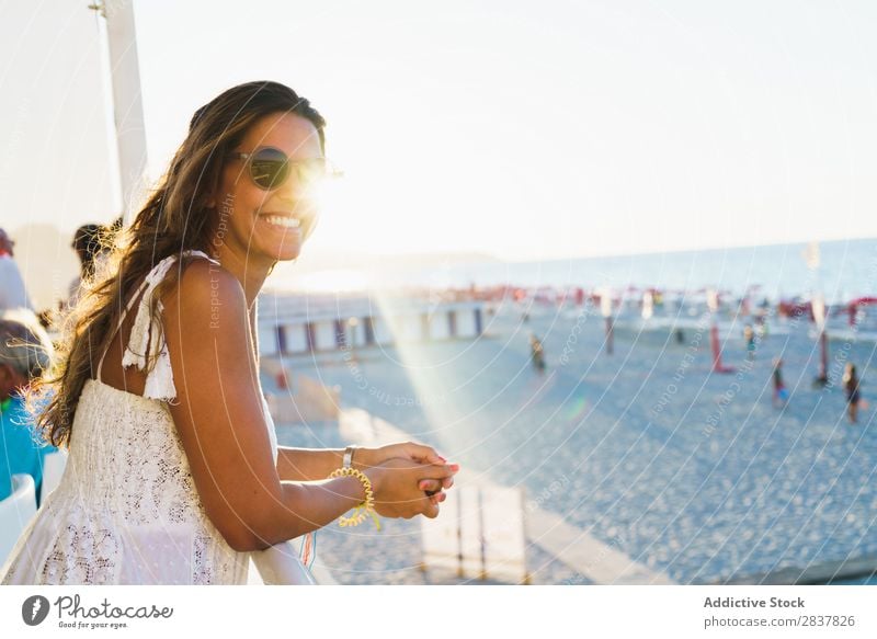 Frau mit Blick auf den Strand Meer träumen reisend Körperhaltung Freiheit Tagträumen Zaun Ferien & Urlaub & Reisen Meereslandschaft anlehnen Stil Jugendliche