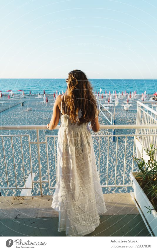 Frau mit Blick auf den Strand Meer träumen reisend Körperhaltung Freiheit Tagträumen Zaun Ferien & Urlaub & Reisen Meereslandschaft anlehnen Stil Jugendliche