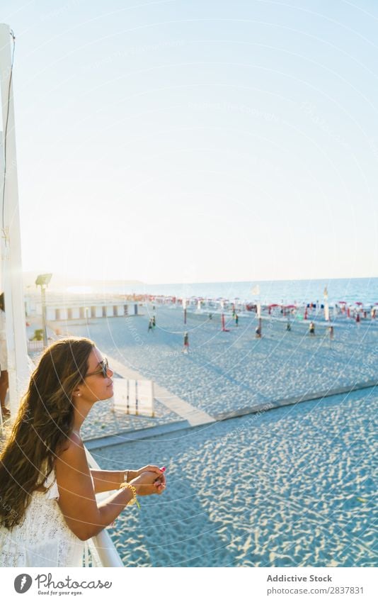 Frau mit Blick auf den Strand Meer träumen reisend Körperhaltung Freiheit Tagträumen Zaun Ferien & Urlaub & Reisen Meereslandschaft anlehnen Stil Jugendliche