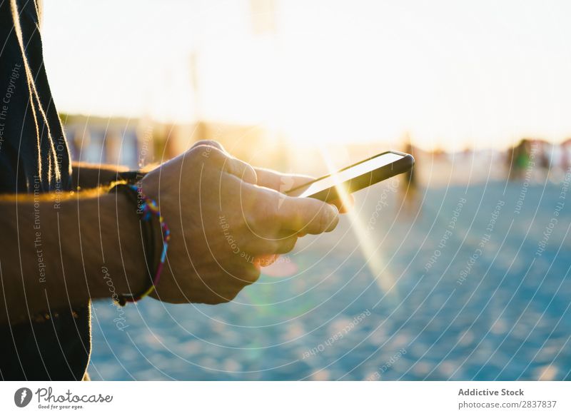 Crop Mann mit Smartphone am Strand Ferien & Urlaub & Reisen PDA Meer Browsen Küste Resort Erholung Sommer Drahtlos benutzend Tourismus Gerät Internet