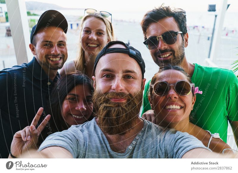 Junge Freunde, die vor der Kamera posieren. Mensch Freundschaft Körperhaltung Zusammensein Menschengruppe Selfie expressiv Sommer Jugendliche Fröhlichkeit