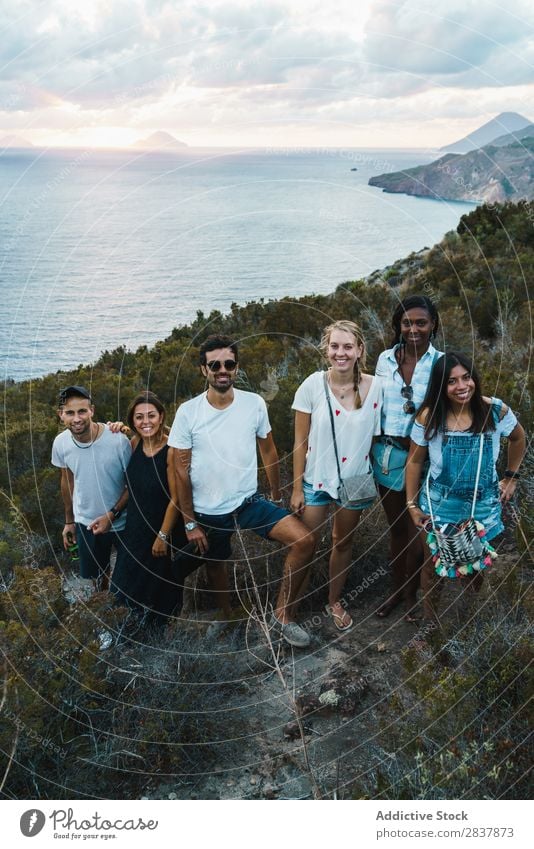 Gruppe von Menschen, die auf einer Klippe stehen. Tourismus Landschaft Freiheit Aktion Meer Abenteuer Sommer Außenaufnahme Ferien & Urlaub & Reisen Tourist