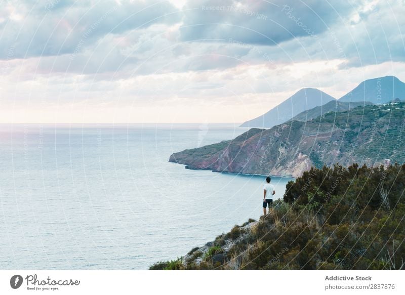 Mann steht auf einer malerischen Landschaft Reisender Meer Klippe Körperhaltung harmonisch Erholung Natur Panorama (Bildformat) Ferien & Urlaub & Reisen