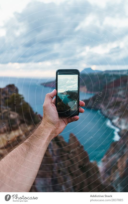 Getreidemann beim Fotografieren der Landschaft Mann Meer PDA fotografierend Zeitpunkt Meereslandschaft Bildschirm Technik & Technologie Ferien & Urlaub & Reisen