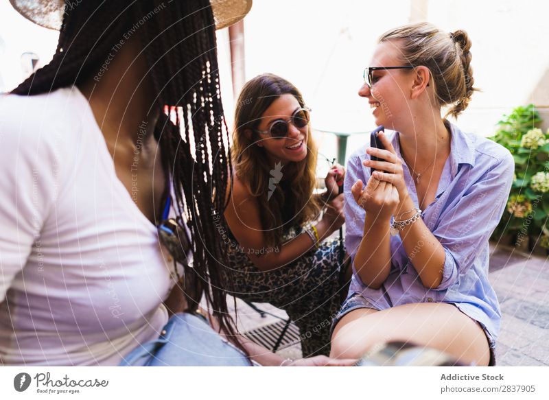 Frau zeigt Foto an Freunde weiter Mensch Freundschaft PDA Mitbenutzung Technik & Technologie heiter beobachten Sitzung Gerät Sommer Zusammensein Tisch Internet