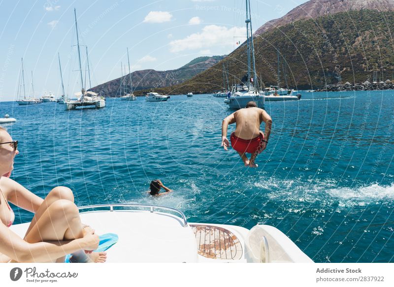 Mann, der von der Yacht springt. Frau Jacht springen Schwimmsport Verkehr sportlich Vergnügen Freiheit Segelboot Meer romantisch Schwimmsportler Erholung Sommer