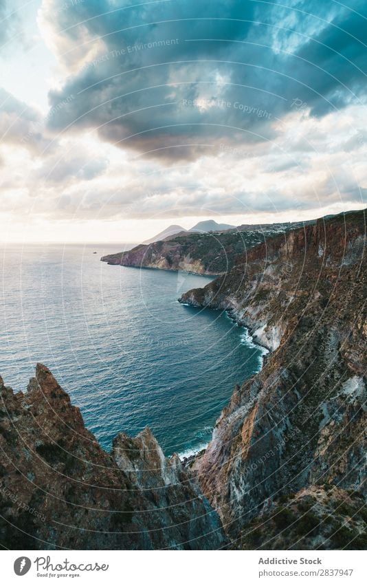 Luftbild zum Bergsee Küste Felsen Wellen tropisch Meer kampfstark exotisch Energie Menschenleer Klippe Sommer Strand Natur Idylle Seeküste Aussicht natürlich