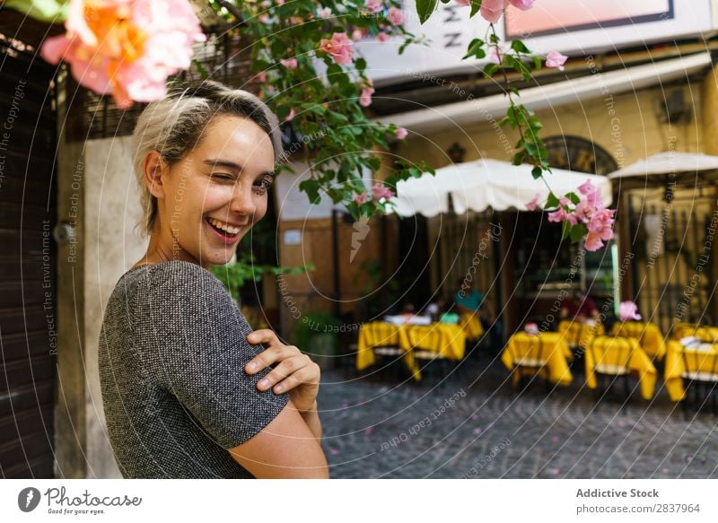 Lächelnde Frau am blühenden Baum Straße Blume Überstrahlung Körperhaltung heiter Sommer Frühling Großstadt attraktiv Mädchen schön Behaarung Glück Jugendliche