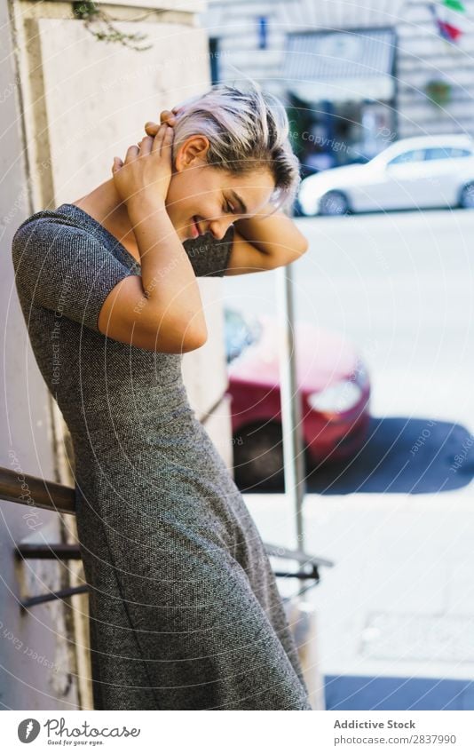 Hübsche Frau, die auf der Treppe posiert. Freitreppe hübsch Straße Körperhaltung Jugendliche lässig Geländer Mädchen Mode Großstadt Beautyfotografie Schritt