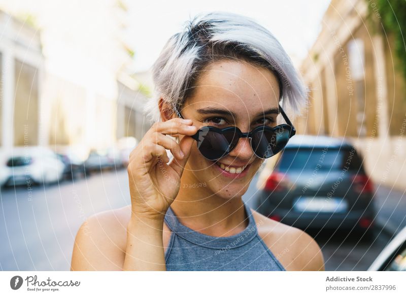 Lachende Frau, die auf der Straße posiert. Körperhaltung Stadt romantisch Stil Jugendliche Ferien & Urlaub & Reisen Stadtzentrum Haare & Frisuren Sommer