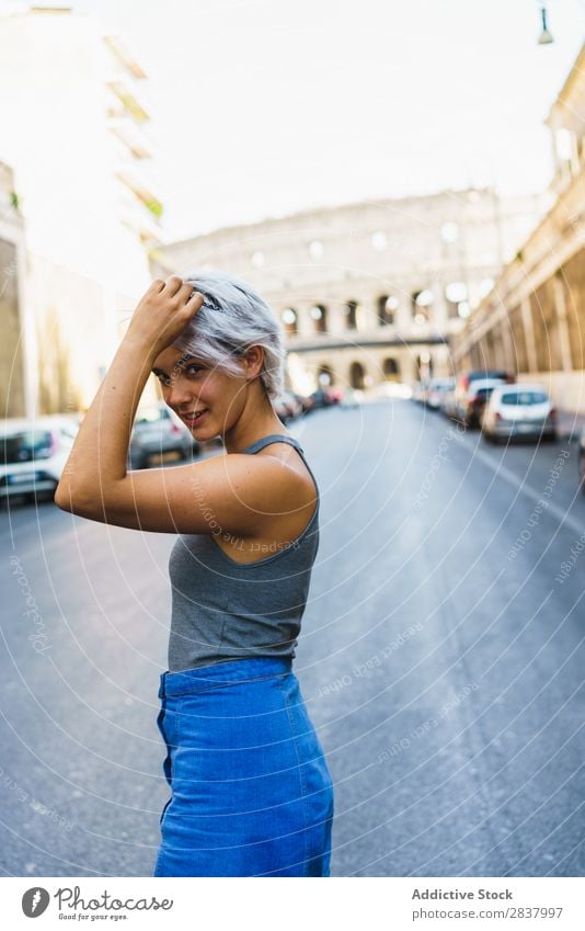 Lachende Frau, die auf der Straße posiert. Körperhaltung Stadt romantisch Stil Jugendliche Ferien & Urlaub & Reisen Stadtzentrum Haare & Frisuren Sommer