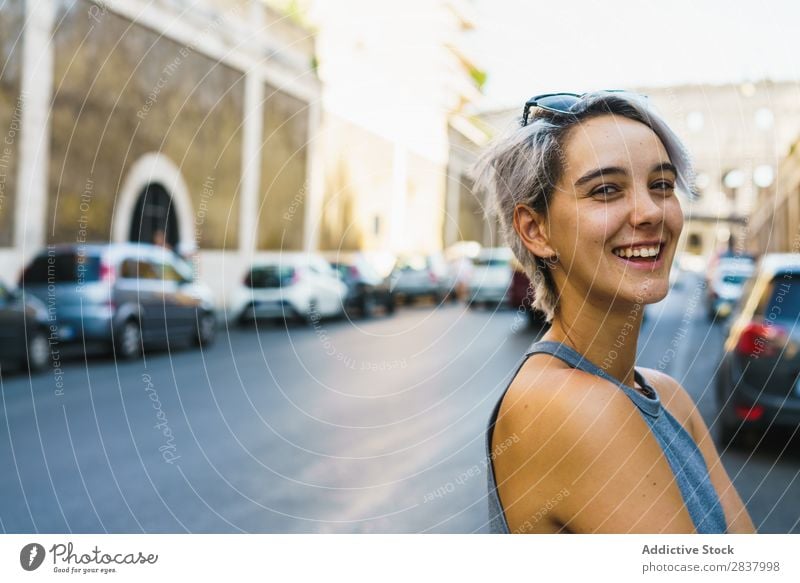 Lachende Frau, die auf der Straße posiert. Körperhaltung Stadt romantisch Stil Jugendliche Ferien & Urlaub & Reisen Stadtzentrum Haare & Frisuren Sommer