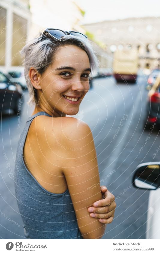 Lachende Frau, die auf der Straße posiert. Körperhaltung Stadt romantisch Stil Jugendliche Ferien & Urlaub & Reisen Stadtzentrum Haare & Frisuren Sommer