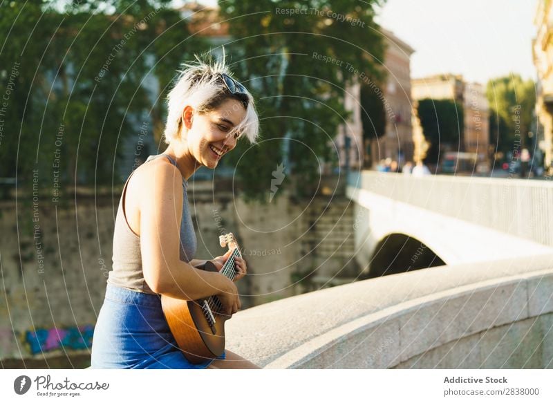 Mädchen spielt kleine Gitarre auf der Straße Frau Entertainment Ukulele Musiker Großstadt Lifestyle Stil Sommer Freizeit & Hobby Beautyfotografie einzigartig