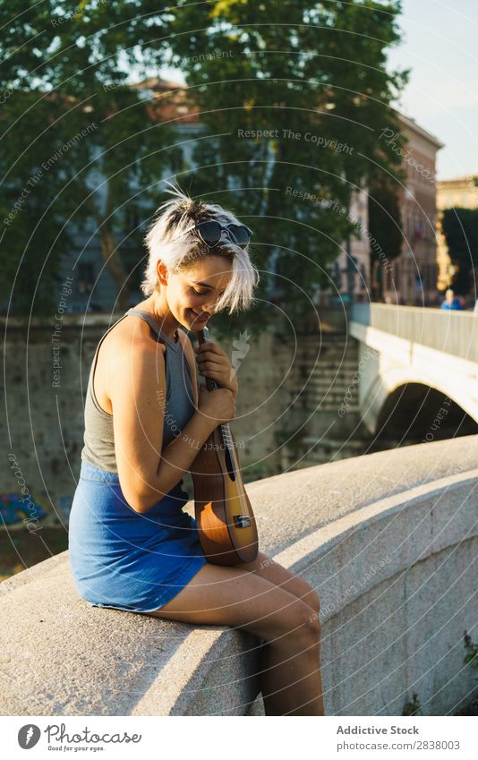 Mädchen spielt kleine Gitarre auf der Straße Frau Entertainment Ukulele Musiker Großstadt Lifestyle Stil Sommer Freizeit & Hobby Beautyfotografie einzigartig