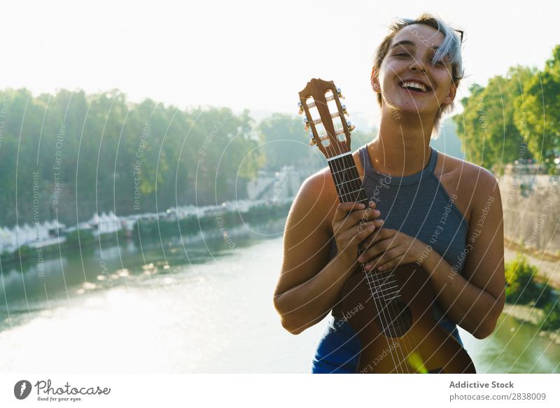 Mädchen posiert mit kleiner Gitarre auf der Straße Frau Entertainment Ukulele Musiker Großstadt Lifestyle Stil Sommer Freizeit & Hobby Beautyfotografie