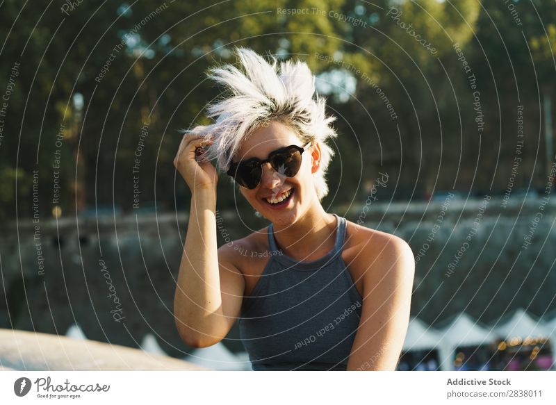 Stilvolle Frau am Zaun der Brücke Körperhaltung Sommer Stadt Jugendliche romantisch Ferien & Urlaub & Reisen Erholung Stadtzentrum Beautyfotografie sitzen