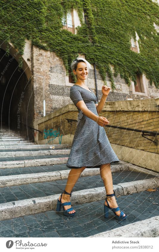 Hübsche Frau, die auf der Treppe posiert. Freitreppe hübsch Straße Körperhaltung Jugendliche lässig Geländer Mädchen Mode Großstadt Beautyfotografie Schritt