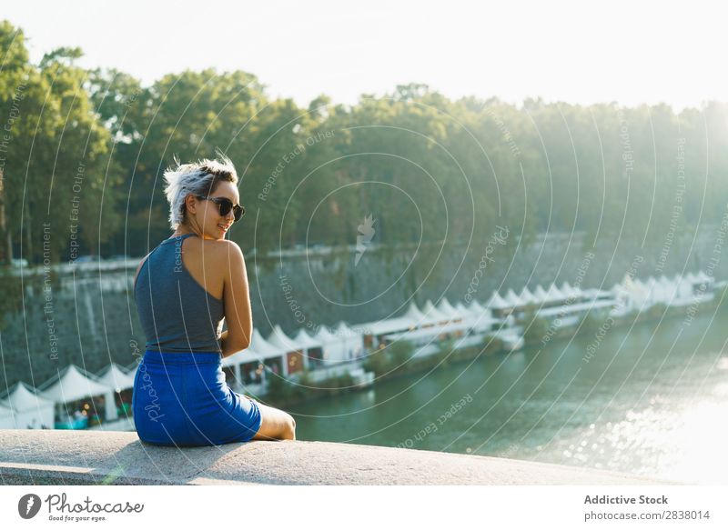 Stilvolle Frau am Zaun der Brücke Körperhaltung Sommer Stadt Jugendliche romantisch Ferien & Urlaub & Reisen Erholung Stadtzentrum Beautyfotografie sitzen