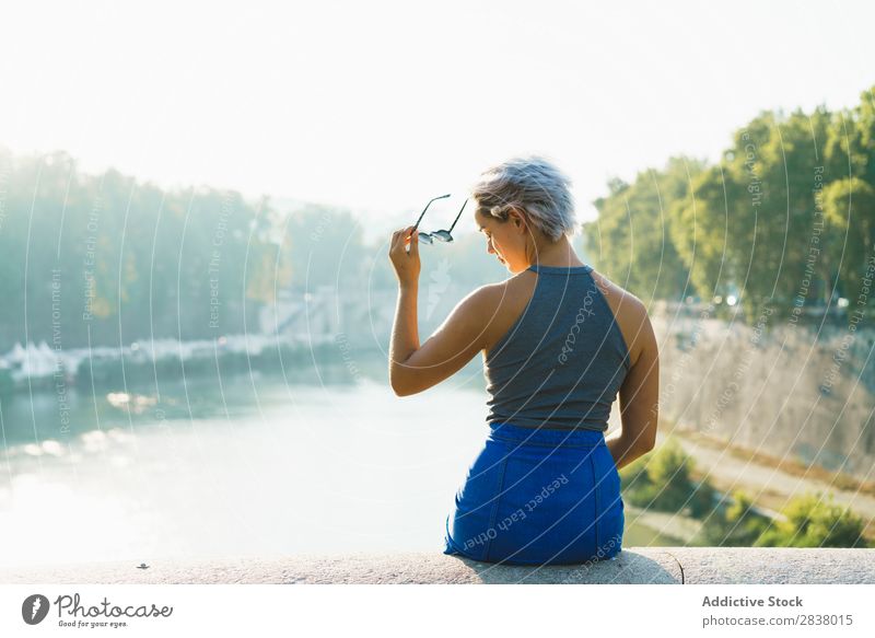 Stilvolle Frau am Zaun der Brücke Körperhaltung Sommer Stadt Jugendliche romantisch Ferien & Urlaub & Reisen Erholung Stadtzentrum Beautyfotografie sitzen