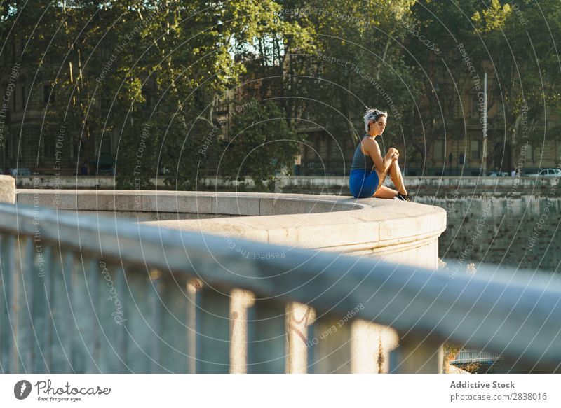 Stilvolle Frau am Zaun der Brücke Körperhaltung Sommer Stadt Jugendliche romantisch Ferien & Urlaub & Reisen Erholung Stadtzentrum Beautyfotografie sitzen