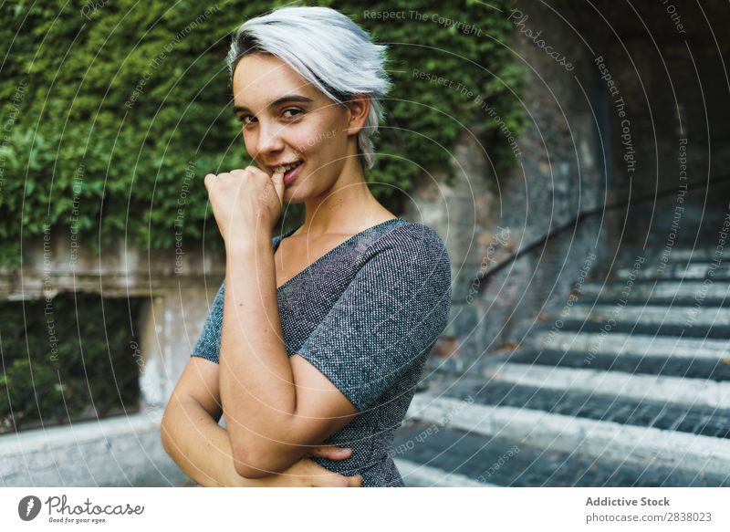 Hübsche Frau, die auf der Treppe posiert. Freitreppe hübsch Straße Körperhaltung Jugendliche lässig Geländer Mädchen Mode Großstadt Beautyfotografie Schritt