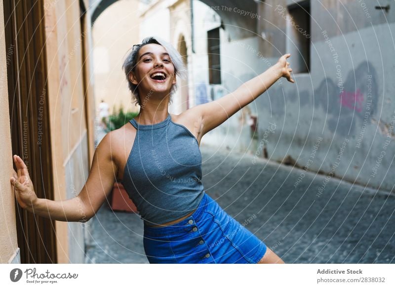 Lachendes Mädchen auf der Straße Frau Körperhaltung romantisch Ferien & Urlaub & Reisen lachen Stil Jugendliche Stadt heiter Ausdruck Reisender Haare & Frisuren