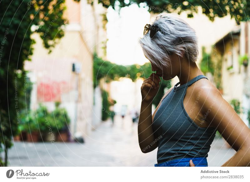 Lachendes Mädchen auf der Straße Frau Körperhaltung romantisch Ferien & Urlaub & Reisen Stil Jugendliche Stadt heiter Ausdruck Reisender Haare & Frisuren Sommer