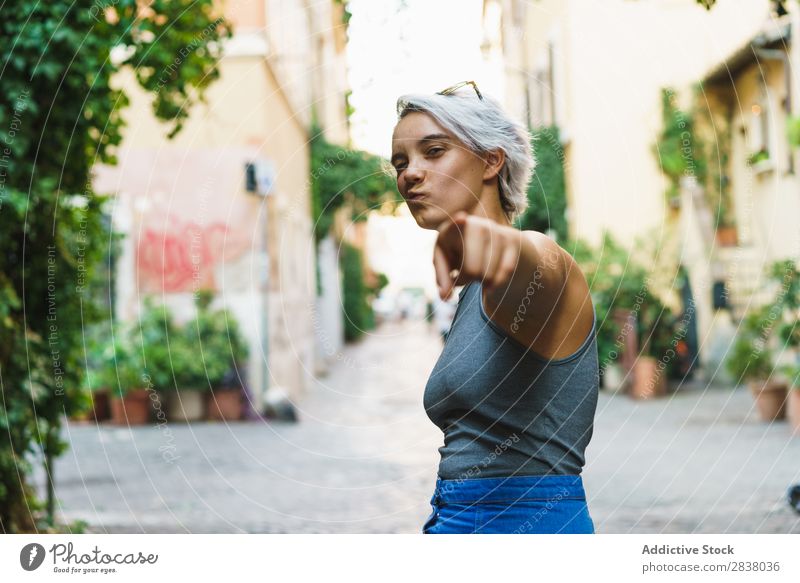 Lachendes Mädchen auf der Straße Frau Körperhaltung romantisch Ferien & Urlaub & Reisen Stil Jugendliche Stadt heiter Ausdruck Reisender Haare & Frisuren Sommer