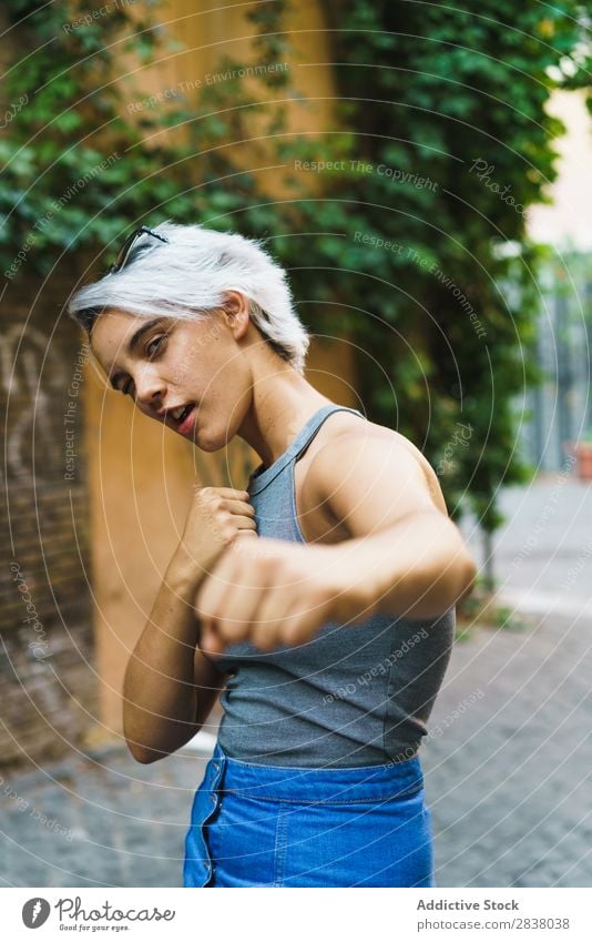 Lachendes Mädchen auf der Straße Frau Körperhaltung romantisch Ferien & Urlaub & Reisen Stil Jugendliche Stadt heiter Ausdruck Reisender Haare & Frisuren Sommer