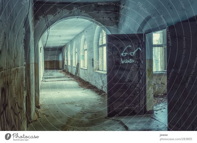 blind Haus Ruine Gebäude Architektur Fenster Tür alt dreckig heiß blau braun gelb grün Stil stagnierend Verfall Vergangenheit Vergänglichkeit