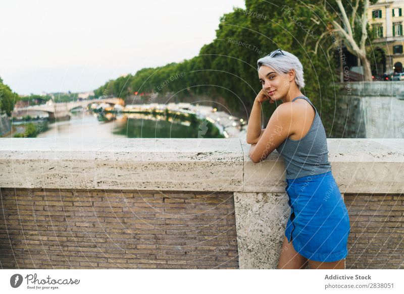 Junge selbstbewusste Frau, die auf der Brücke posiert. Körperhaltung selbstbewußt Stil romantisch Sommer Stadtzentrum Beautyfotografie Tourismus natürlich