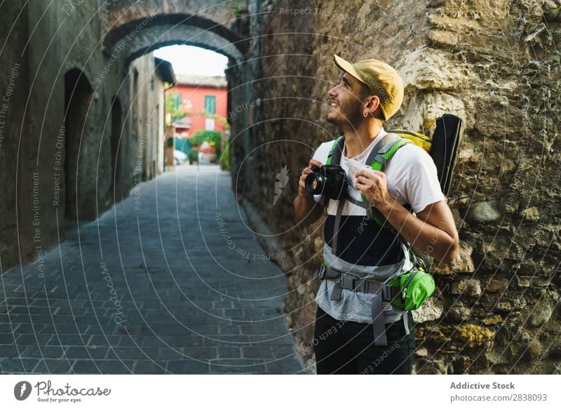 Zufriedene Reisende genießen die Stadt Mann Reisender Backpacker Straße Fotoapparat alt Sightseeing Sommer Ferien & Urlaub & Reisen Aussehen Tourist antik