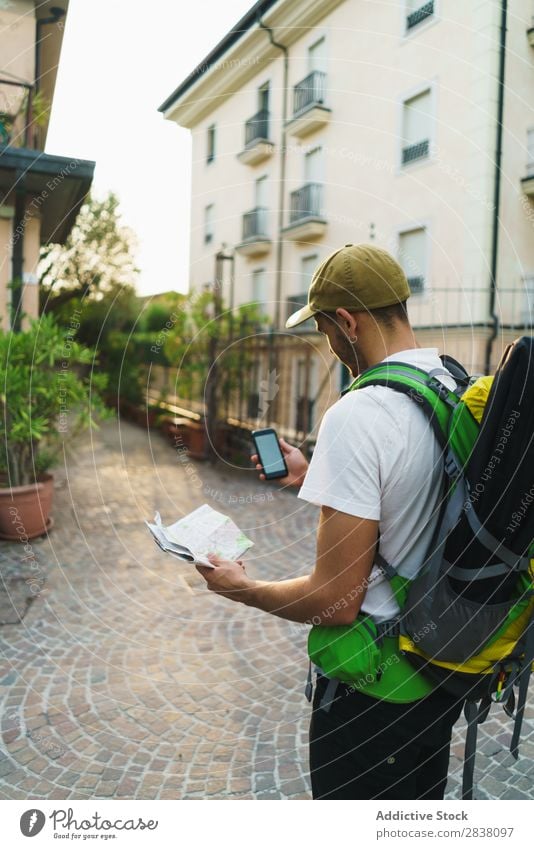 Mann mit Telefon und Karte Rucksacktourismus Tourismus PDA Landkarte Gps Großstadt Orientierung Richtung Backpacker Stadt Apparatur Aktion Internet Netzwerk