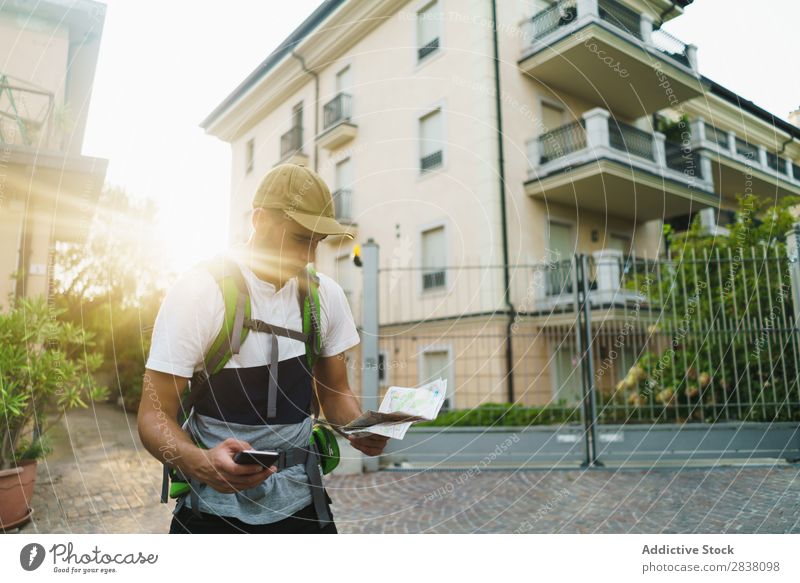 Mann mit Telefon und Karte Rucksacktourismus Tourismus PDA Landkarte Gps Großstadt Orientierung Richtung Backpacker Stadt Apparatur Aktion Internet Netzwerk