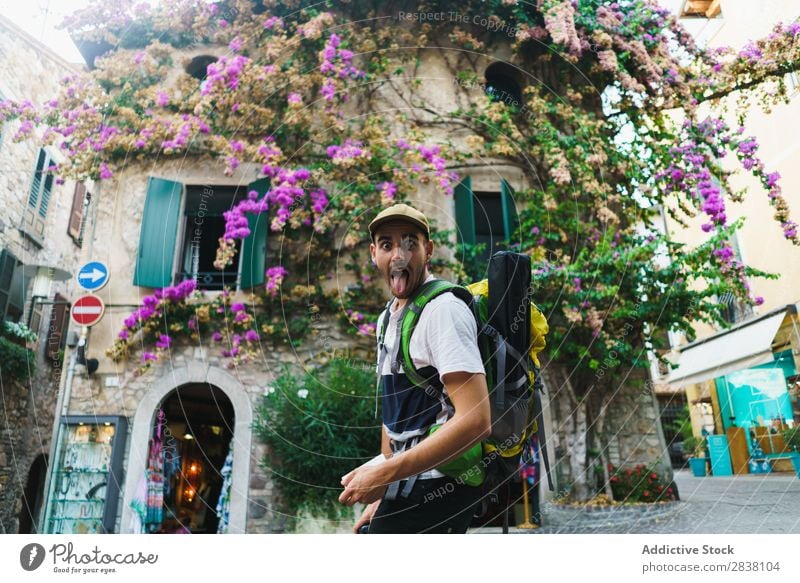 Ein Mann, der in der Stadt spazieren geht. Backpacker Tourist Erinnerung romantisch Fotograf Fotokamera Straße reisend Großstadt Lifestyle Technik & Technologie