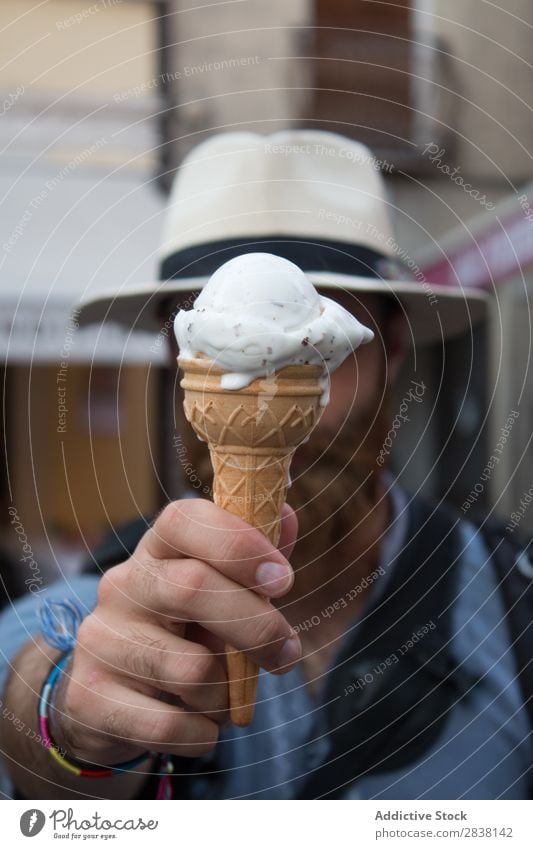 Mann bedeckt Gesicht mit Eiscreme Freude Körperhaltung Besessenheit Menschliches Gesicht Reisender Snack Jugendliche lässig Freizeit & Hobby Ausdruck Gefühle