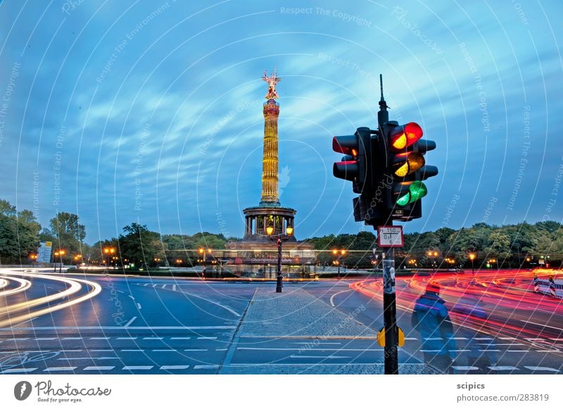 Dynamik der Großstadt Himmel Wolken Baum Hauptstadt Stadtzentrum Sehenswürdigkeit Denkmal Goldelse Siegessäule Verkehr Verkehrswege Autofahren Busfahren