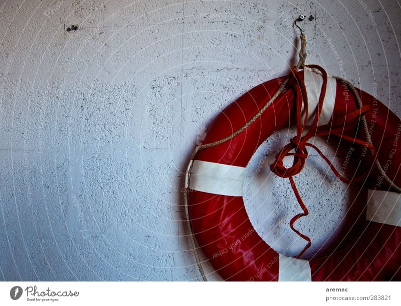 Rettung naht Mauer Wand Fassade alt retro rund rot weiß Sicherheit Schutz gefährlich Rettungsring Garage Farbfoto Gedeckte Farben Innenaufnahme Detailaufnahme