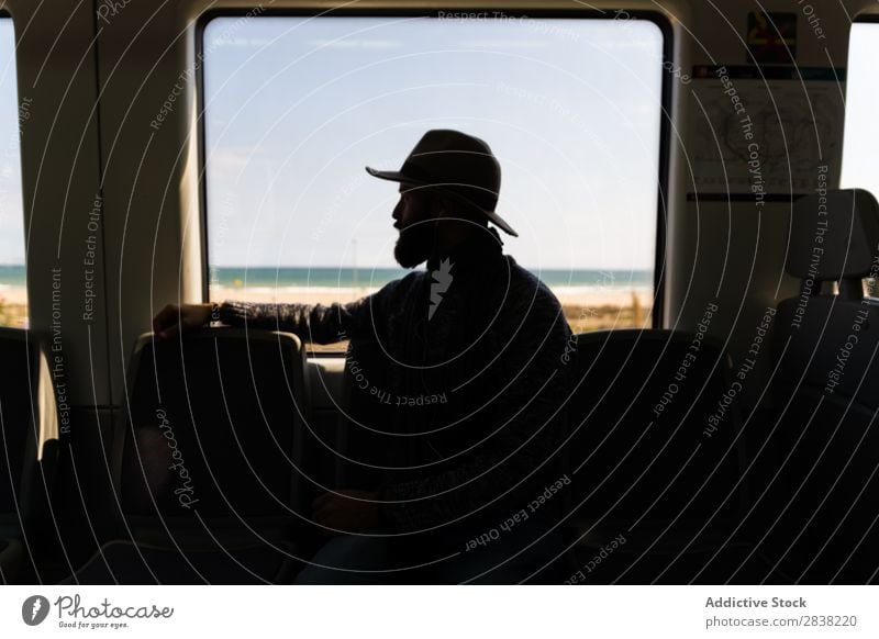 Silhouette des Mannes im Zug Ausritt Eisenbahn Hut Vollbart Ferien & Urlaub & Reisen Verkehr Mensch Passagier Ausflug Reisender Sitz Wagen sitzen Fahrzeug