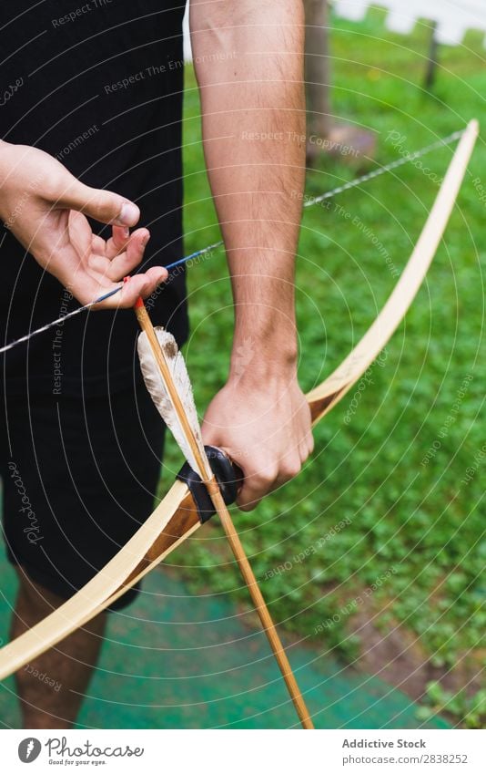 Getreidemann beim Bogenschießen in der Schule Mann Bogensport zielen Konzentration Aktion Konkurrenz Bogenschütze Erfolg Fitness stehen Herausforderung Fokus