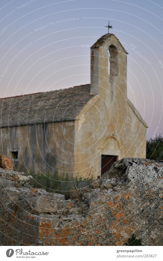 Alte Steinmauer vor Kirche in der Dämmerung Ferien & Urlaub & Reisen Tourismus Abenteuer Sommer Sommerurlaub Strand Meer Insel wandern Sonnenaufgang