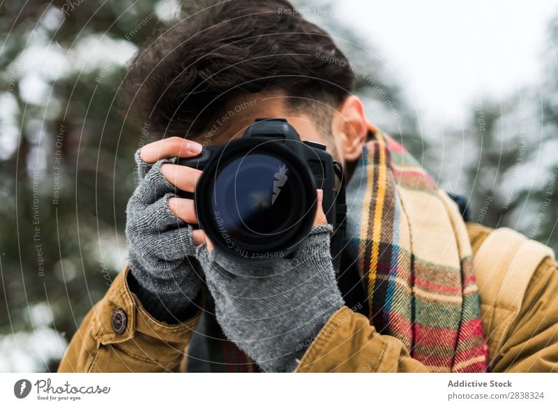 Männlicher Fotograf beim Fotografieren Mann Winter Gerät Erholung Schuss Linse Fotokamera Freizeit & Hobby Photo-Shooting Jugendliche Kreativität Kameramann