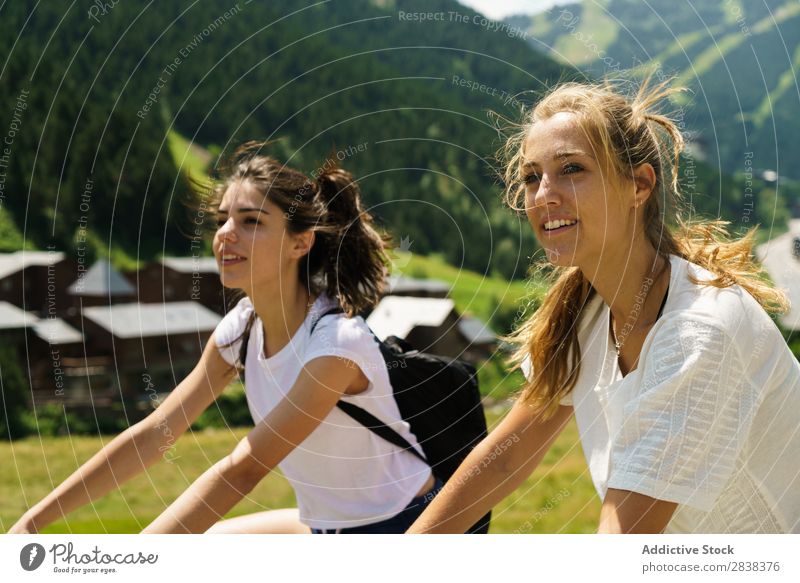 Frauen mit dem Fahrrad auf dem Land sportlich Freundschaft Sport Zyklus Mädchen Aktion Lifestyle Fahrradfahren Mensch Training Berge u. Gebirge Motorradfahren