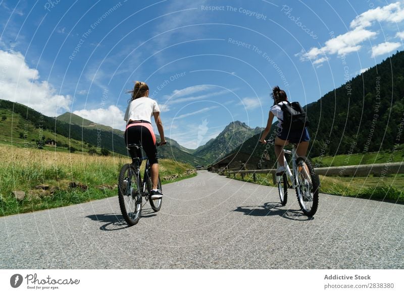 Frauen mit dem Fahrrad auf dem Land sportlich Freundschaft Sport Zyklus Mädchen Aktion Lifestyle Fahrradfahren Mensch Training Berge u. Gebirge Motorradfahren