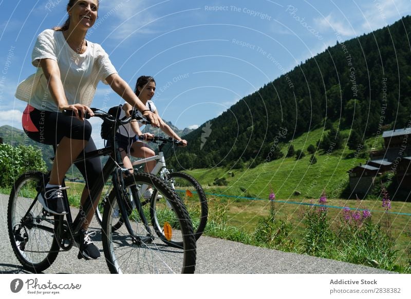 Frauen mit dem Fahrrad auf dem Land sportlich Freundschaft Sport Zyklus Mädchen Aktion Lifestyle Fahrradfahren Mensch Training Berge u. Gebirge Motorradfahren