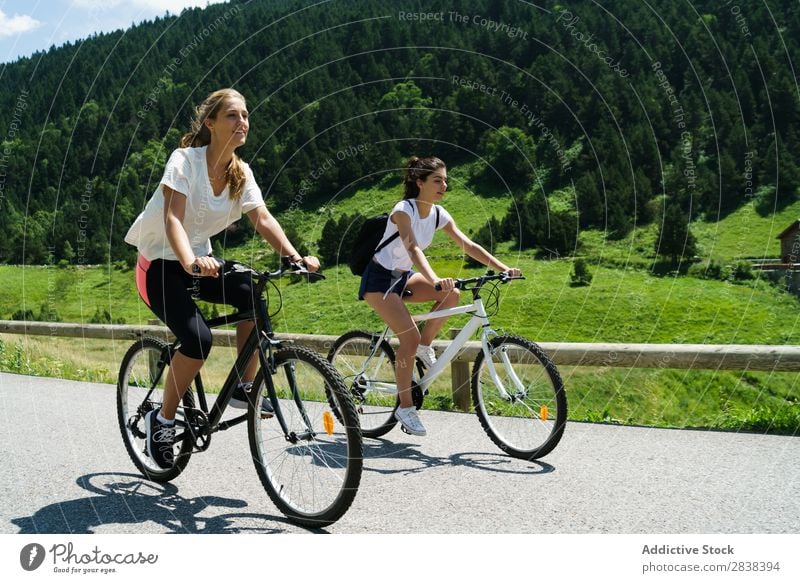 Frauen mit dem Fahrrad auf dem Land sportlich Freundschaft Sport Zyklus Mädchen Aktion Lifestyle Fahrradfahren Mensch Training Berge u. Gebirge Motorradfahren