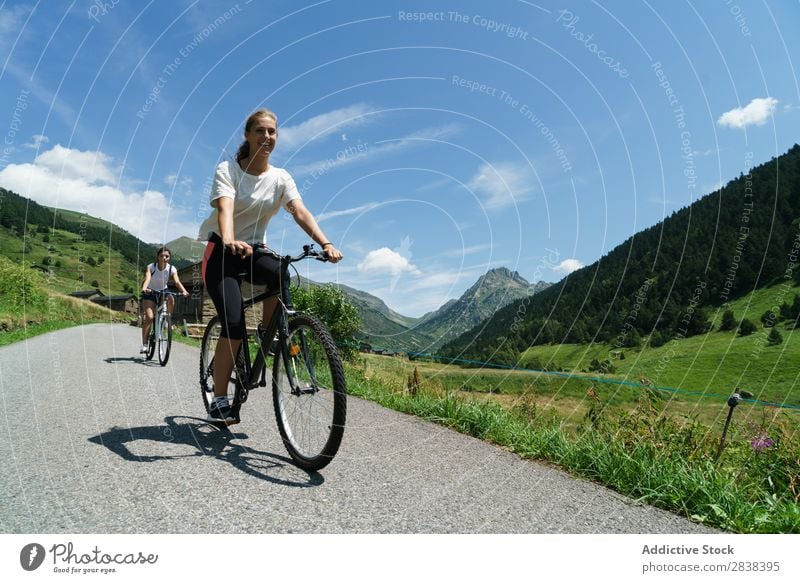 Frauen mit dem Fahrrad auf dem Land sportlich Freundschaft Sport Zyklus Mädchen Aktion Lifestyle Fahrradfahren Mensch Training Berge u. Gebirge Motorradfahren